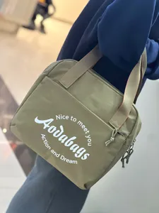Vue détaillée du sac de voyage en tissu oxford kaki avec poignées robustes et poche.