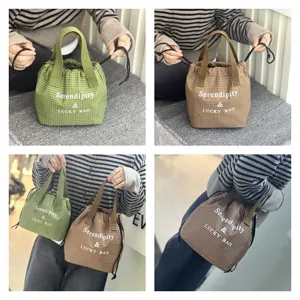 Sac à repas à carreaux avec fermeture à cordon et poignées résistantes pour le quotidien.
