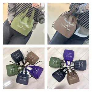 Sac seau imperméable à cordon quadrillé, sac à main de déjeuner portable aux couleurs variées.