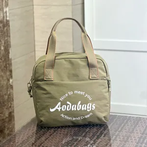 Détail du sac de rangement de voyage en tissu Oxford vert, poche zippée résistante.