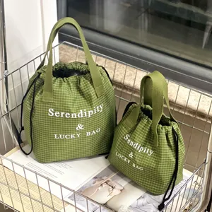 Vue détaillée du sac cabas imperméable à cordon quadrillé vert, parfait pour l'usage quotidien.