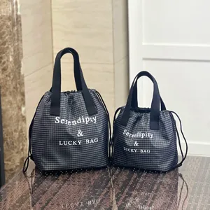 Détail de sac à main imperméable à cordon écossais, élégant design noir et blanc.