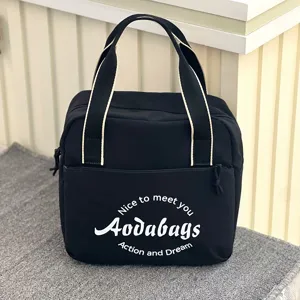Détail de sac à main de voyage en tissu Oxford noir, sac de rangement quotidien durable.