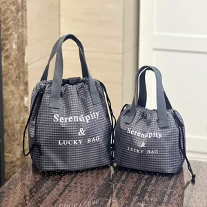 Sac à lunch étanche à motif quadrillé avec cordon, idéal pour le trajet quotidien.