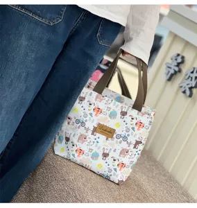 Small cartoon printed lunch bag detail, portable waterproof insulated tote bag for daily commute.