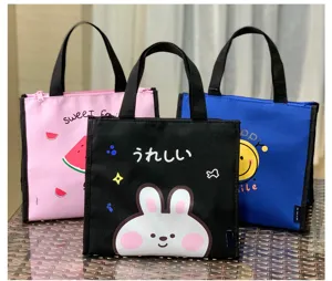 Thermotasche Detail mit süßem Cartoon-Druck, strapazierfähigem wasserdichten Stoff und Griffen.