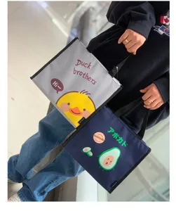 Detailansicht der isolierten Tasche, wasserdichte süße Cartoon tragbare thermische Bento-Tasche.
