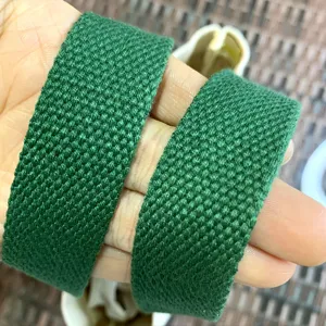 Green canvas bag handle detail, durable woven fabric strap close up for daily portable cups.