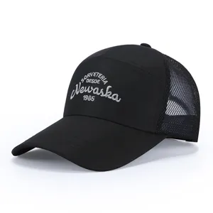 Gros plan sur la casquette de baseball en filet noir avec broderie et tissu respirant.