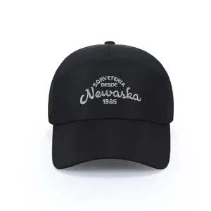 Casquette de baseball noire classique en filet avec broderie stylée sur le devant.