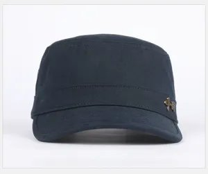 Elegante berretto piatto uomo cotone casual esterno tesa corta con stemma in metallo.
