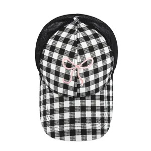 Casquette de baseball à carreaux en maille pour femme, broderie nœud rose, visière courbée.