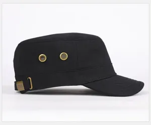 Vista dettagliata del berretto piatto militare in cotone nero con occhielli metallici e fibbia.