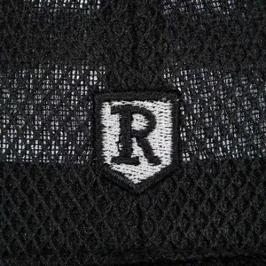 Vista de cerca del detalle de tela de malla negra en el sombrero con logotipo de letra bordado.