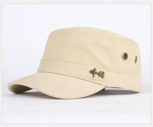 Cappellino piatto in cotone beige da uomo, berretto casual militare con stemma in metallo.