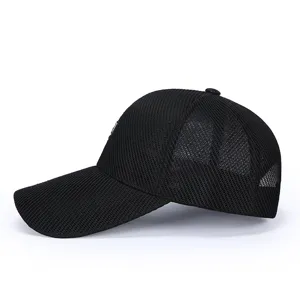 Vista lateral detallada de una gorra de beisbol de malla negra transpirable con bordado fino.