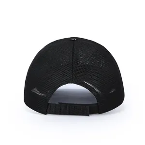 Gorra de béisbol de malla negra vista trasera detalle, correa ajustable, sombrero transpirable.