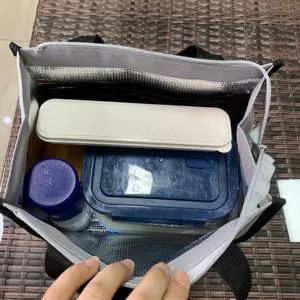 Isolierte tasche innendetail mit alufolie ausgekleidet fur mahlzeiten unterwegs.