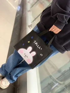 Nahaufnahme Detail der süßen Cartoon Kaninchen Bento Tasche mit Griff und wasserdichtem Stoff.