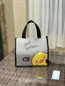 Detailansicht der niedlichen cartoon wasserdichten isolierten Lunchtasche fuer das Buero.