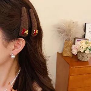 Brown plush hair clip for women, vintage autumn winter sweet cute side barrette hair accessories.
