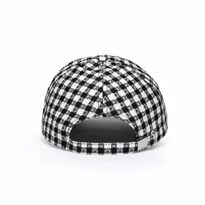 Vista trasera de la gorra de béisbol de cuadros blanco y negro con hebilla metálica ajustable.