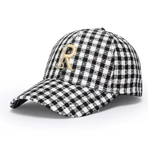 Gorra de béisbol a cuadros blanco y negro con detalle de letra R dorada, gorro grueso.