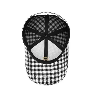 Gorra de béisbol de cuadros con tela gruesa, clásico diseño de pata de gallo y forro interior.