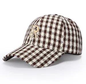 Elegante gorra de béisbol de cuadros marrones y blancos para hombre y mujer estilo retro.