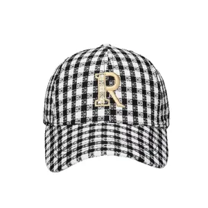 Gorra de béisbol clásica con estampado de pata de gallo blanco y negro con letra R bordada frontal.