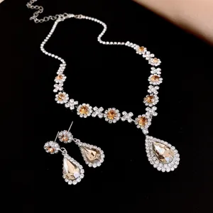 Elegante juego de joyas con collar con colgante de flor y estrás con pendientes de moda