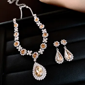 Vista detallada del conjunto de collar y pendientes de lágrima de estrás brillante.