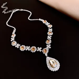 Exquisito collar con colgante de flor de gota de diamantes de imitación de cristal.