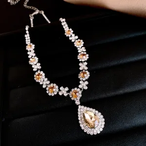 Elegante collar de lágrima de cristal con racimos de flores de diamantes para mujeres.