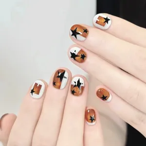 Gedetailleerd overzicht van handgemaakte kunstnagels met cat-eye effect en zwarte sterren.