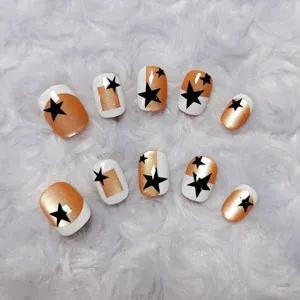 Handgemaakte korte neppe nagels met witte rand, cat eye effect en zwart sterrenpatroon.