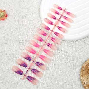 Vista detallada de uñas postizas largas con degradado, set de manicura francesa rosa.