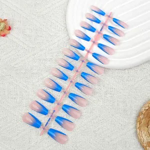 Vista detallada de uñas postizas largas con degradado azul, set de manicura bailarina de cerca.
