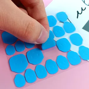 Nahaufnahme der transparenten Jelly-Klebelastchen fur kunstliche Nagel im Detail.