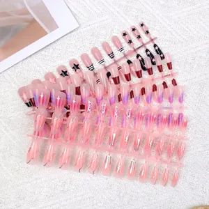 Set de uñas postizas largas con degradado, puntas de uñas con elegante diseño francés chic.