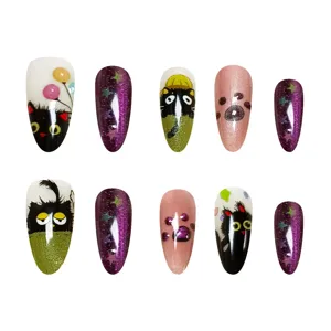 Vista detallada de uñas postizas hechas a mano con adorables gatos y brillo morado elegante.