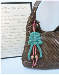 Handgemachte gestrickte Weihnachtsbaum Taschenanhänger, süßer geflochtener Schlüsselanhänger.