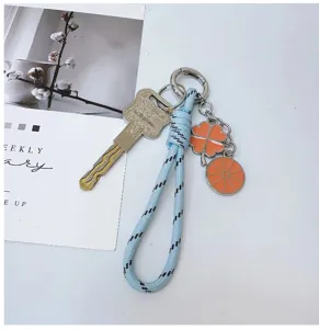 Leuke blauwe gevlochten touw sleutelhanger met een mooi oranje klaverblad hanger.