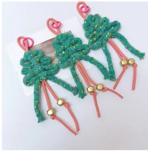 Handgemachte gestrickte Weihnachtsbaum Schlüsselanhänger, Detailansicht des festlichen Anhängers.