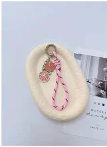 Roze geweven sleutelhanger met oranje klaverblad en fruit hanger voor schattige tassen.
