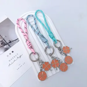 Leuke klavertje vier sleutelhanger en oranje hanger voor tassen en telefoonhoesjes accessoires.