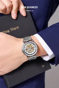 Orologio meccanico automatico da uomo con quadrante scheletrato e cinturino in acciaio.