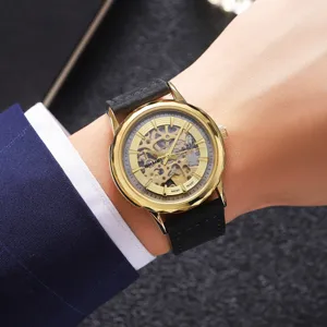 Orologio meccanico automatico da uomo con cassa dorata e cinturino nero elegante