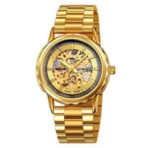 Orologio meccanico automatico dorato da uomo con quadrante scheletrato e cinturino in acciaio.