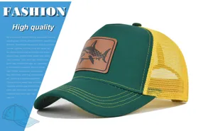 Gorra de camionero de malla verde y amarilla con elegante parche de tiburón de cuero para verano.